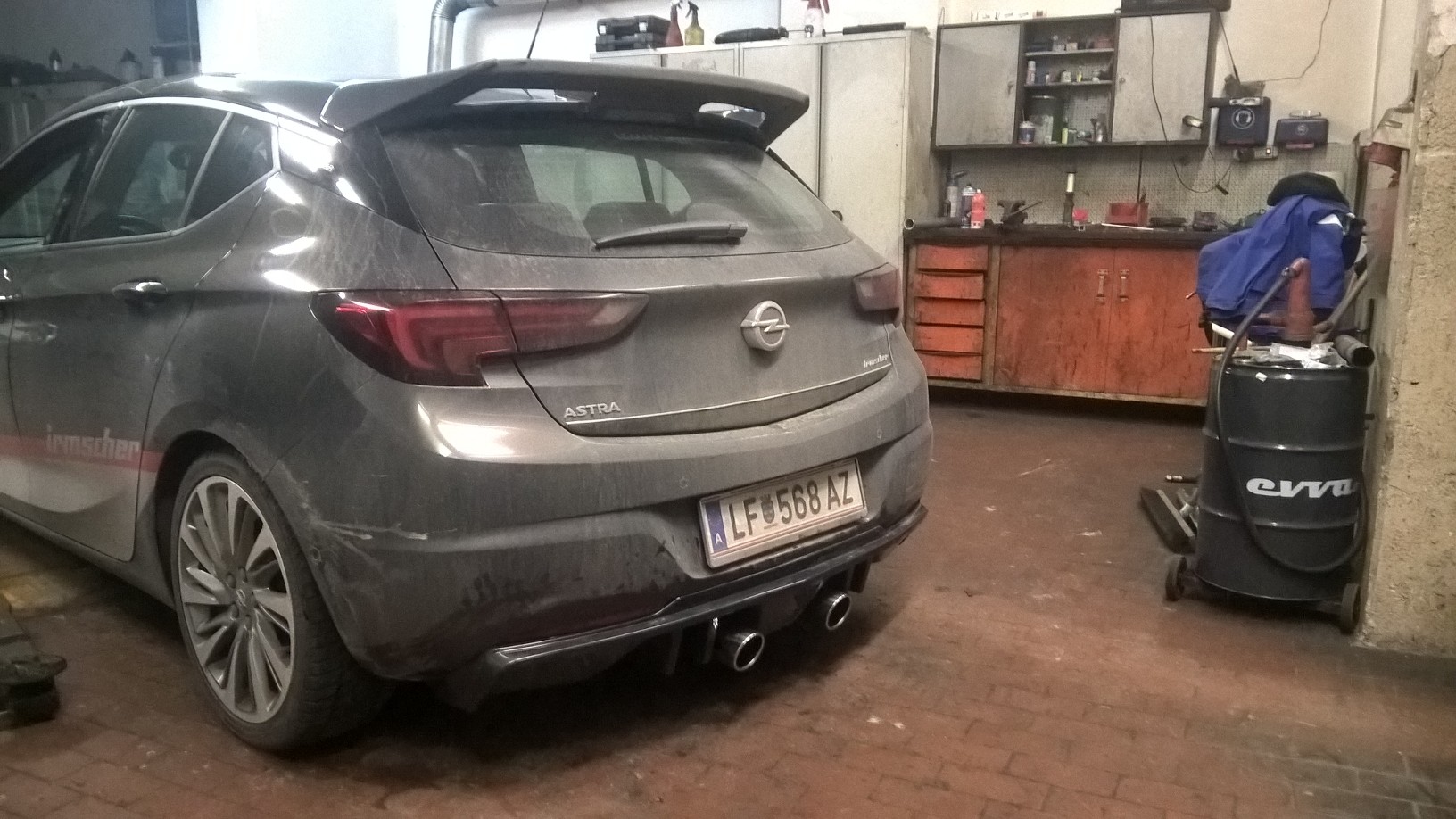 Rear Diffuser und Auspuff montiert