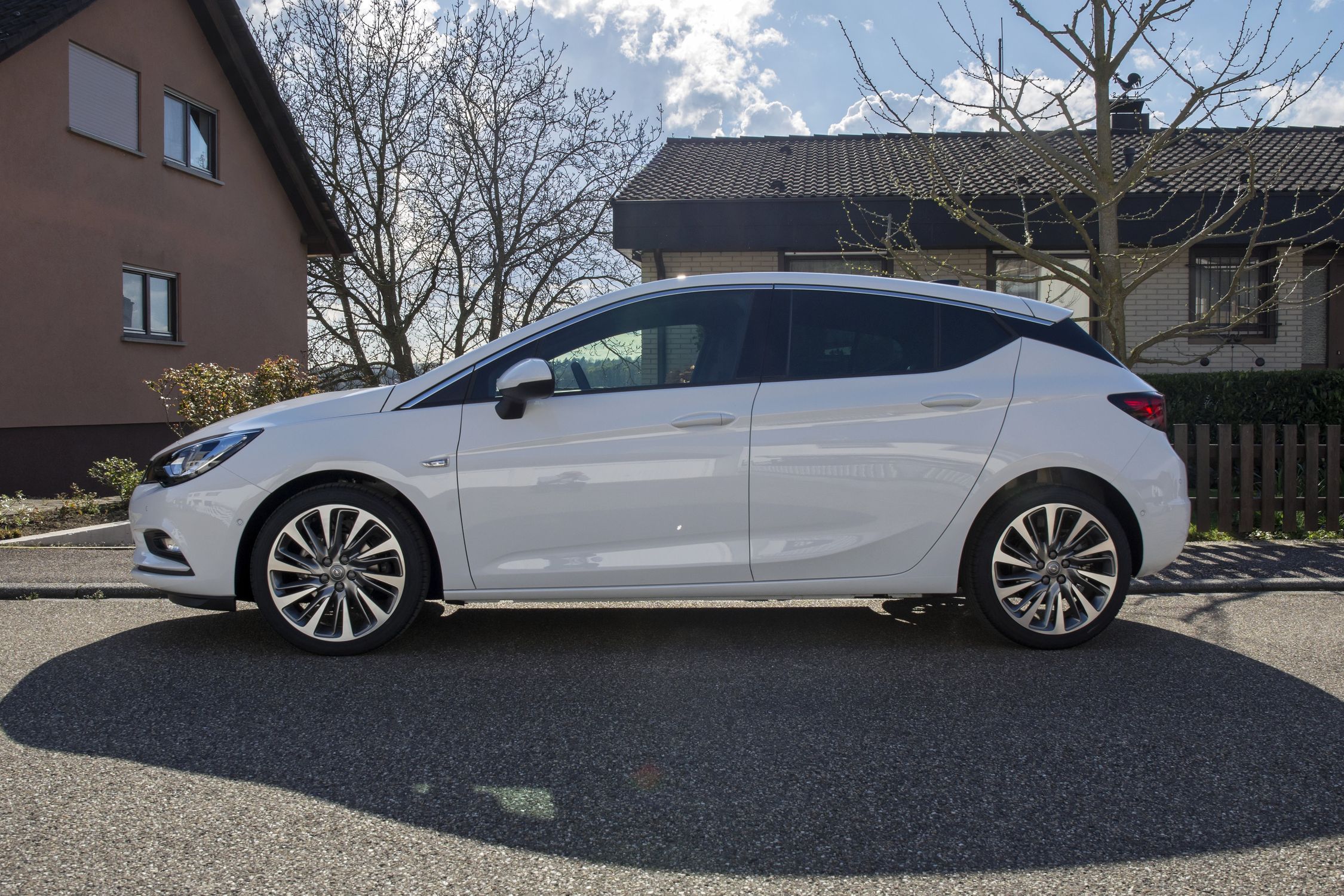 Opel Astra K Dynamic in schneeweiß