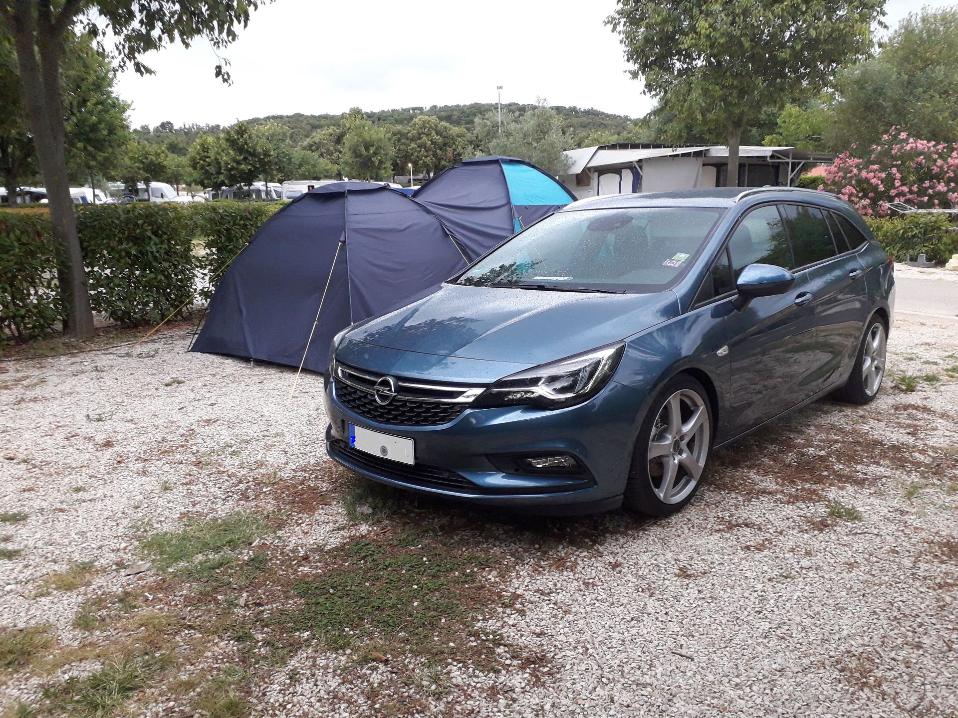 Zeltplatz in Kroatien mit farblich passendem Zelt