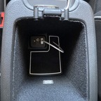 Beleuchtetes Armlehnenfach nund 2-fach USB Modul